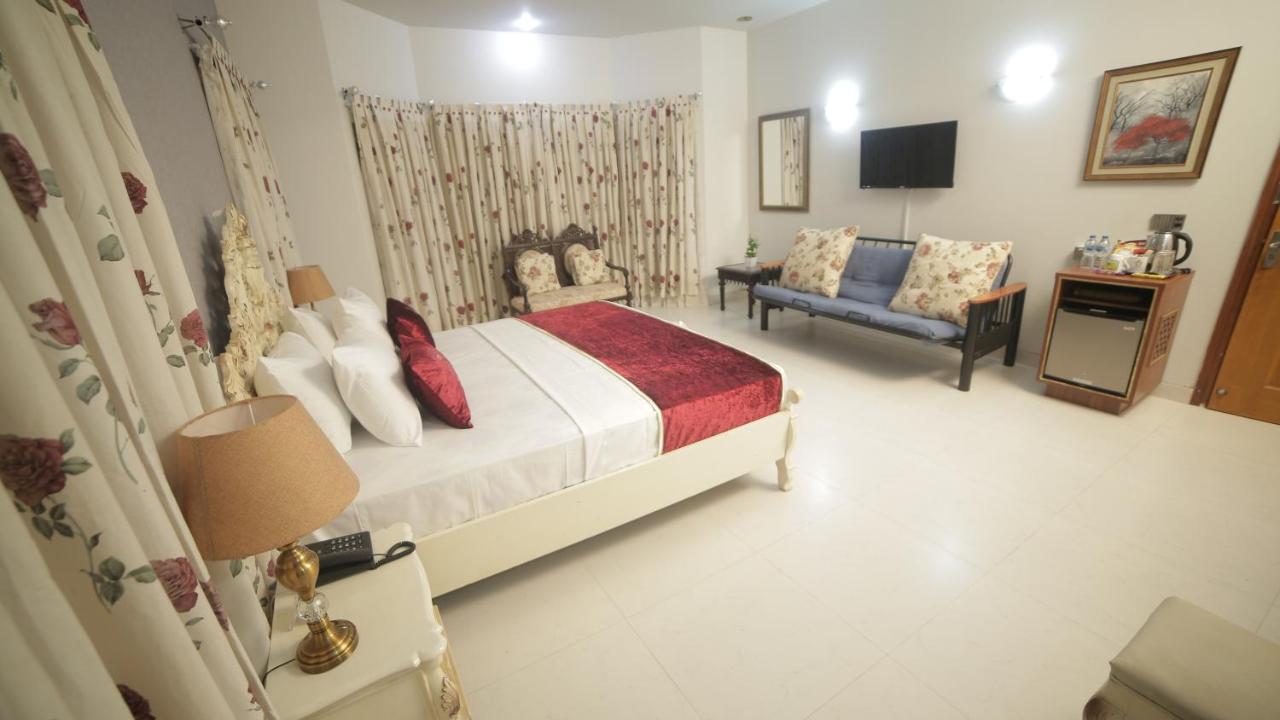 Four Squares Karachi B&B 외부 사진