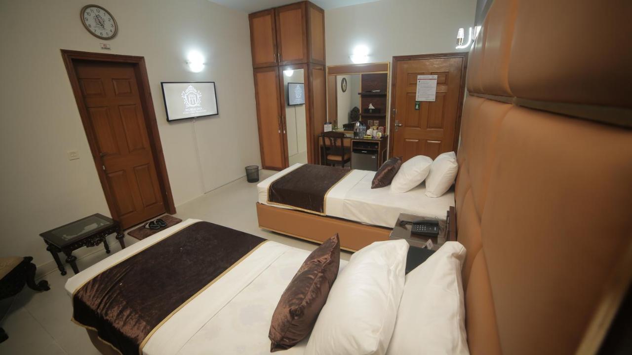 Four Squares Karachi B&B 외부 사진