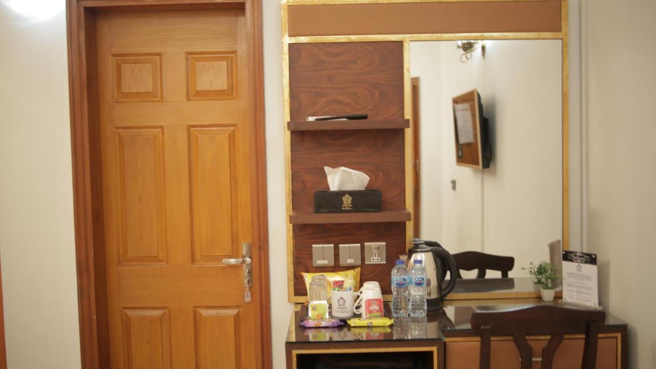 Four Squares Karachi B&B 외부 사진