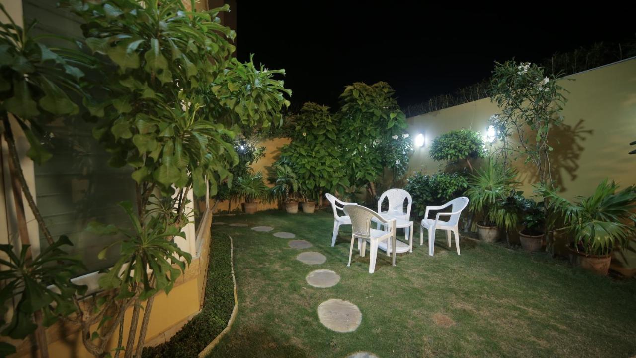 Four Squares Karachi B&B 외부 사진